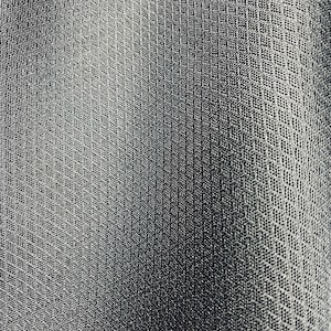 Puede incluir: Primer plano de una tela texturizada con un patrón de diamantes repetidos. La tela presenta un degradado de tonos grises, pasando de claros a oscuros. El tejido crea una textura sutil en forma de rejilla.