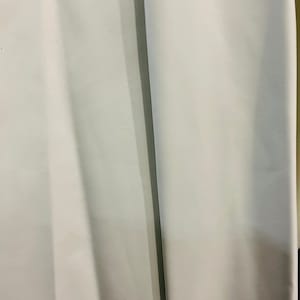 Vinilo elástico de espuma de zorro, elastano y PVC, color blanco roto, sin brillo, fabricado en Italia.