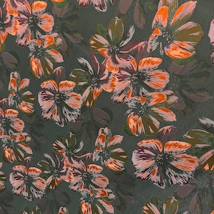Tessuto broccato Mikado satinato nero: jacquard floreale arancione oliva - Italia