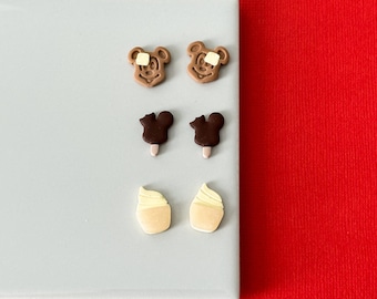 Puede incluir: Un conjunto de seis pendientes de arcilla polimérica de colores con forma de helado, gofres y conos de helado de Mickey Mouse.