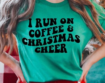 I Run on Coffee and Christmas Cheer Svg, Lustige Weihnachten Svg, Hot Cocoa, Svg Wavy Letters Svg, Silhouette Cut Datei, Cricut Svg, SVG Digital