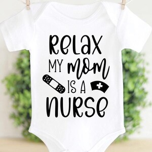 Relájate, mi mamá es enfermera SVG, mamá enfermera svg, anuncio de bebé de enfermera, mamá enfermera Svg, archivo de corte de silueta, Cricut Svg, descarga digital SVG