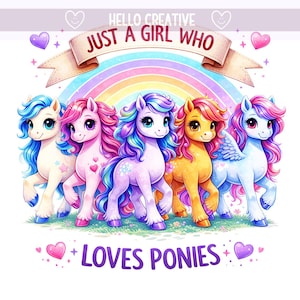 Op de afbeelding: Digitale illustratie met vijf kleurrijke cartoonpony's met vloeiende manen en staarten. De tekst "JUST A GIRL WHO LOVES PONIES" staat boven een regenboog. Harten en sterren versieren de afbeelding.