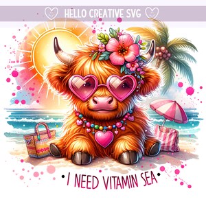 Peut inclure: Une vache écossaise de dessin animé portant des lunettes de soleil en forme de cœur rose et une couronne de fleurs est assise sur une plage avec un parasol de plage rose et un sac en paille. Le texte "I NEED VITAMIN SEA" est écrit sous la vache.