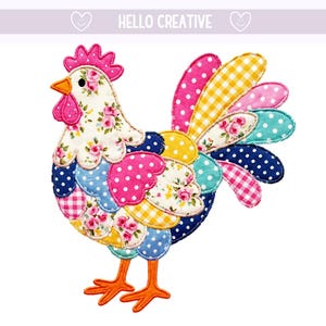 Könnte beinhalten: Buntes Hahn-Applikation mit Patchwork-Design. Der Hahn hat einen rosa Kamm, einen orangefarbenen Schnabel und Füße sowie einen Körper aus verschiedenen gemusterten Stoffen, darunter Blumen, Tupfen und Vichy. Der Text "HELLO CREATIVE" steht oben.