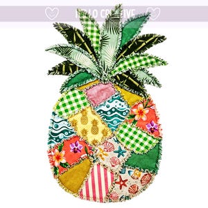 Puede incluir: Un diseño de piña colorido con un estilo patchwork. La piña presenta varios patrones, incluyendo cuadros vichy, estampados florales y de conchas marinas. La parte superior de la piña es verde, y el cuerpo es una mezcla de amarillo, rosa y naranja. El texto "HELLO CREATIVE" está arriba.