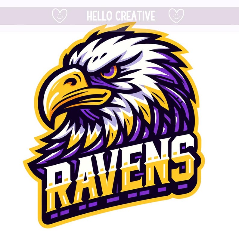 Puede incluir: Un logotipo de mascota morado y amarillo con la cabeza de un &aacute;guila feroz y la palabra "RAVENS" en letras amarillas en negrita.