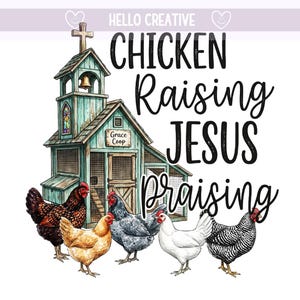Może przedstawiać: Grafika przedstawiająca kurnik z krzyżem i pięcioma kurami. Tekst brzmi "Chicken Raising Jesus Praising". Kurnik pomalowany jest w odcieniach niebieskiego i zielonego, z witrażem.