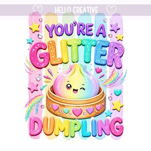 Può includere: Un design grafico che raffigura un raviolo color arcobaleno con un volto sorridente all'interno di un cestello per la cottura a vapore in legno. Il testo recita YOU'RE A GLITTER DUMPLING. Lo sfondo presenta pennellate pastello verticali, stelle, cuori e scintille.