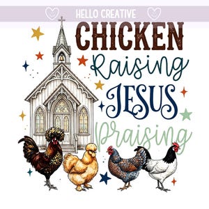 Może przedstawiać: Biały projekt graficzny przedstawia ilustrację kościoła, cztery kurczaki i słowa „Chicken Raising Jesus Praising”. Kurczaki są brązowe, beżowe i czarne z czerwonymi grzebieniami. Gwiazdy w różnych kolorach otaczają tekst i kościół.