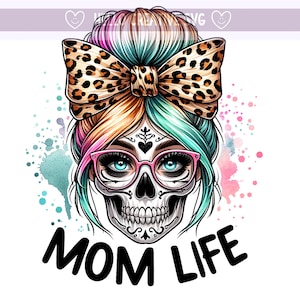 Könnte beinhalten: Eine farbenfrohe Illustration eines Schädels mit einer Schleife im Haar und einer Brille. Der Schädel hat ein Zucker-Schädel-Design und trägt eine Schleife mit Leopardenmuster. Der Text "MOM LIFE" befindet sich unter dem Schädel.