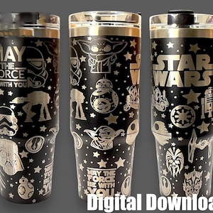 Puede incluir: Un vaso de acero inoxidable negro con un diseño plateado de Star Wars. El diseño presenta personajes como Yoda, Darth Vader y R2-D2, junto con el texto "Que la Fuerza te acompañe" y "Star Wars".