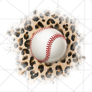 Puede incluir: Una pelota de béisbol blanca con costuras rojas está centrada en un fondo de estampado de leopardo marrón y negro. El fondo está descolorido y tiene un efecto acuarela.
