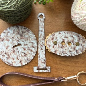 Portable Yarn Holder, Travel Wristlet Hanging Yarn Wristlet for Knitting and Crochet Sheeps Wool Pattern