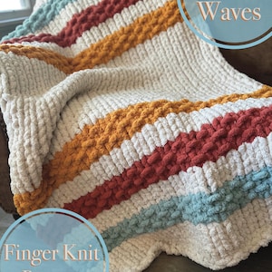 Puede incluir: Una manta de punto con los dedos de color crema con rayas naranjas, rojas y azules. La manta es gruesa y texturizada, con las palabras "Summer Waves" y "Finger Knit Pattern" en la imagen.