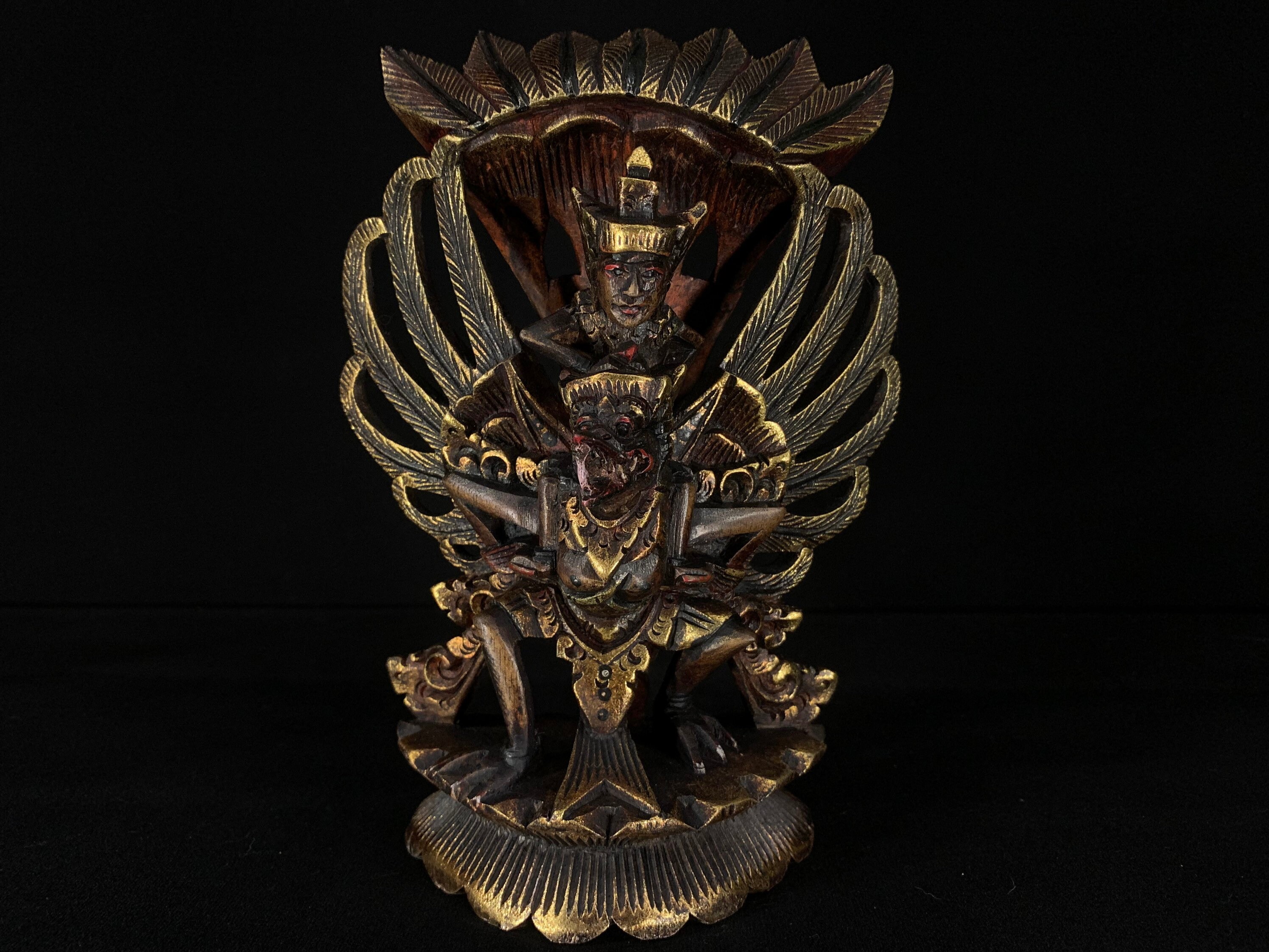 霊鳥ガルーダに乗るヴィシュヌ神 木製彫刻 霊鳥ガルーダに乗る