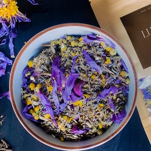 Mezcla de hierbas LUCID DREAM: Loto azul, valeriana, artemisa, melisa, manzanilla, lavanda