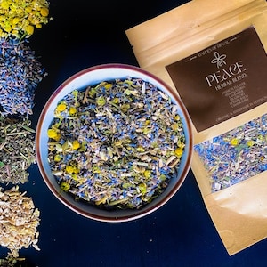 Puede incluir: Un cuenco y un paquete de mezcla de hierbas con el texto "PEACE Herbal Blend". La mezcla contiene hierbas secas azules, amarillas y verdes. Se disponen montones adicionales de hierbas alrededor del cuenco. El paquete enumera ingredientes como la flor de la pasi&oacute;n y la lavanda.