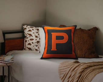 Funda de almohada con monograma personalizado, almohada con inicial personalizada, decoración para dormitorio, decoración para habitación de adolescentes, funda de almohada de arpillera, regalo universitario, almohada con nombre