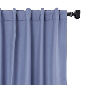 Puede incluir: Un panel de cortina azul malva liso con una parte superior de bolsillo para barra. La cortina está colgada de una barra de cortina negra con una terminal decorativa. La tela tiene un acabado suave y mate.