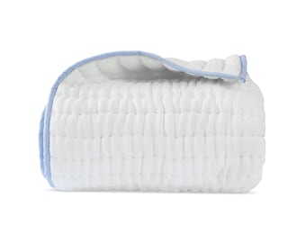 Handgjort elfenbensfärgat bomullsgasfilt med blå kant för studenthem | Pick-Stitch-filt för alla åldrar | Twin- och Queen-size-filtar | Quiltad filt