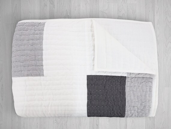 白黒ストライプのコットンパッチワークキルト、ハンドメイドの幾何学