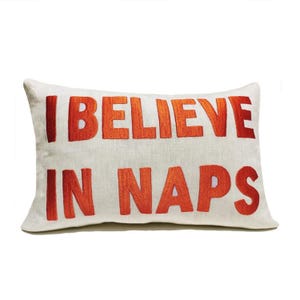 Almohada "I Believe in Naps", almohadas divertidas para dormitorio, funda de almohada bordada, decoración de habitación para adolescentes, ideas de regalos universitarios, funda de cojín para la hora de la siesta