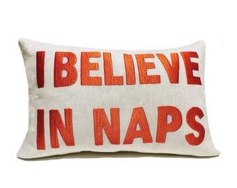 I Believe in Naps kussen, grappige kussens op slaapzaal, geborduurde kussensloop, tienerkamerdecoratie, cadeau-ideeën college, kussenhoes dutje