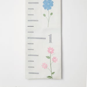 Geborduurde groeimeter voor meisjes, lengte liniaal meisjes, groeimeter bloemen, gepersonaliseerde groeimeter, babynaam familienaam hoogtemeter