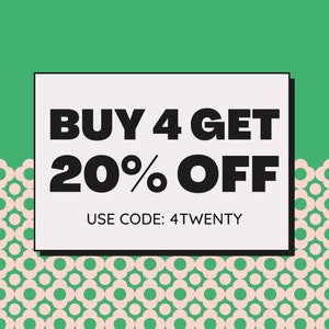 Pu&ograve; includere: Un rettangolo bianco con testo nero su uno sfondo verde con uno schema rosa e verde. Il testo recita "BUY 4 GET 20% OFF" e "USE CODE: 4TWENTY".