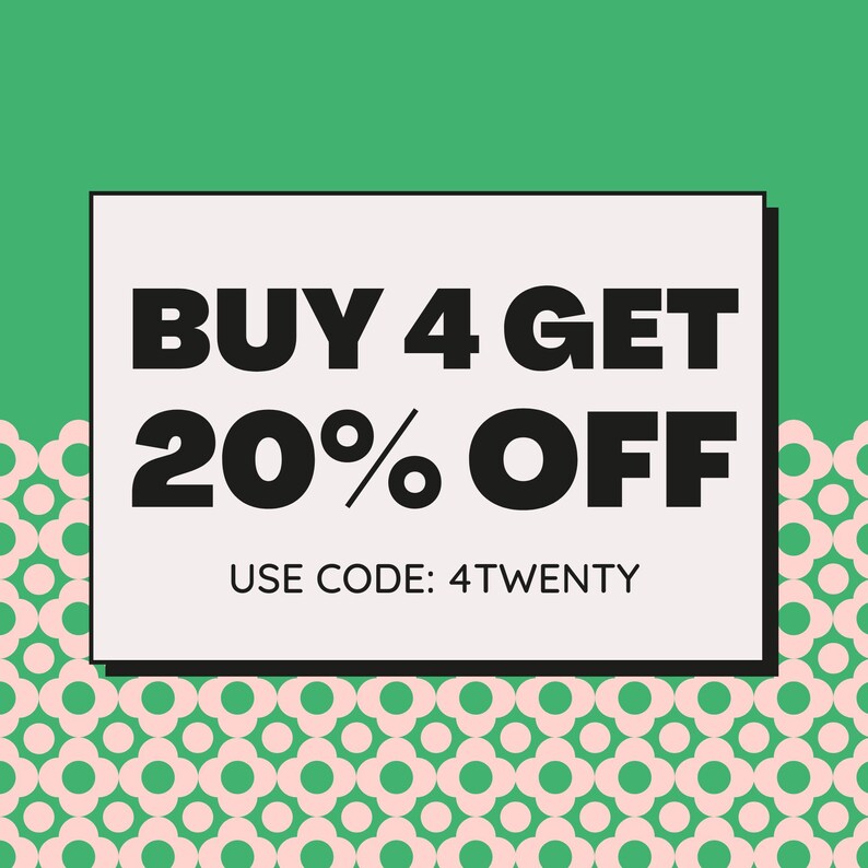Pu&ograve; includere: Un rettangolo bianco con testo nero su uno sfondo verde con uno schema rosa e verde. Il testo recita "BUY 4 GET 20% OFF" e "USE CODE: 4TWENTY".