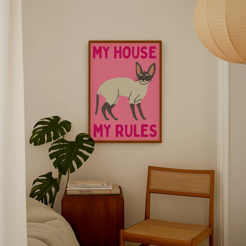 K&ouml;nnte beinhalten: Ein rosa Poster mit einer wei&szlig;en Katze und dem Text "My House My Rules".