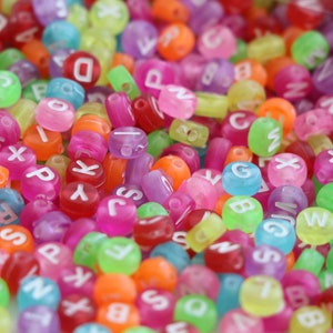 1500 piezas de cuentas de letras de colores ABC, kit de cuentas de letras iniciales, cuentas redondas planas de plástico acrílico del alfabeto, pulsera de amistad, accesorios de joyería DIY