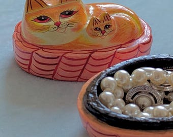 Caja de baratijas hecha a mano con forma de gato