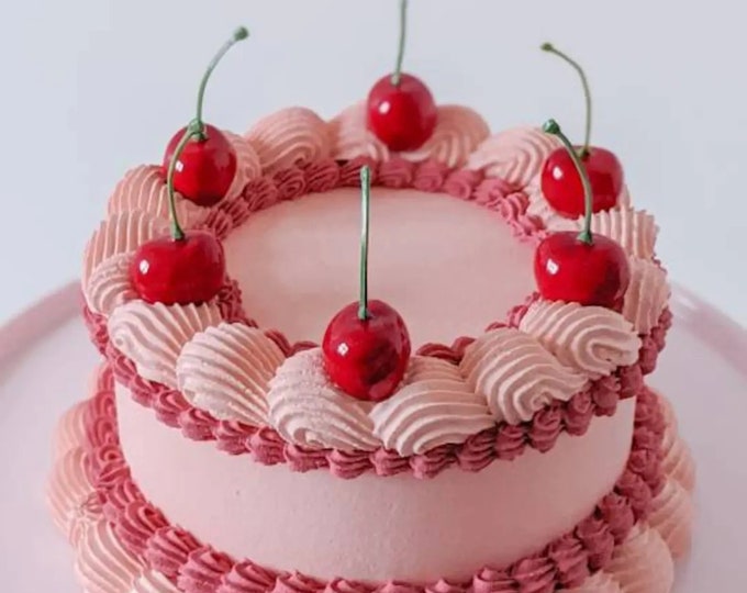 Sculpture de faux gâteau aux cerises, faux gâteau rond