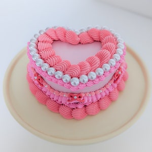 Personalised cake jewellery box image 2