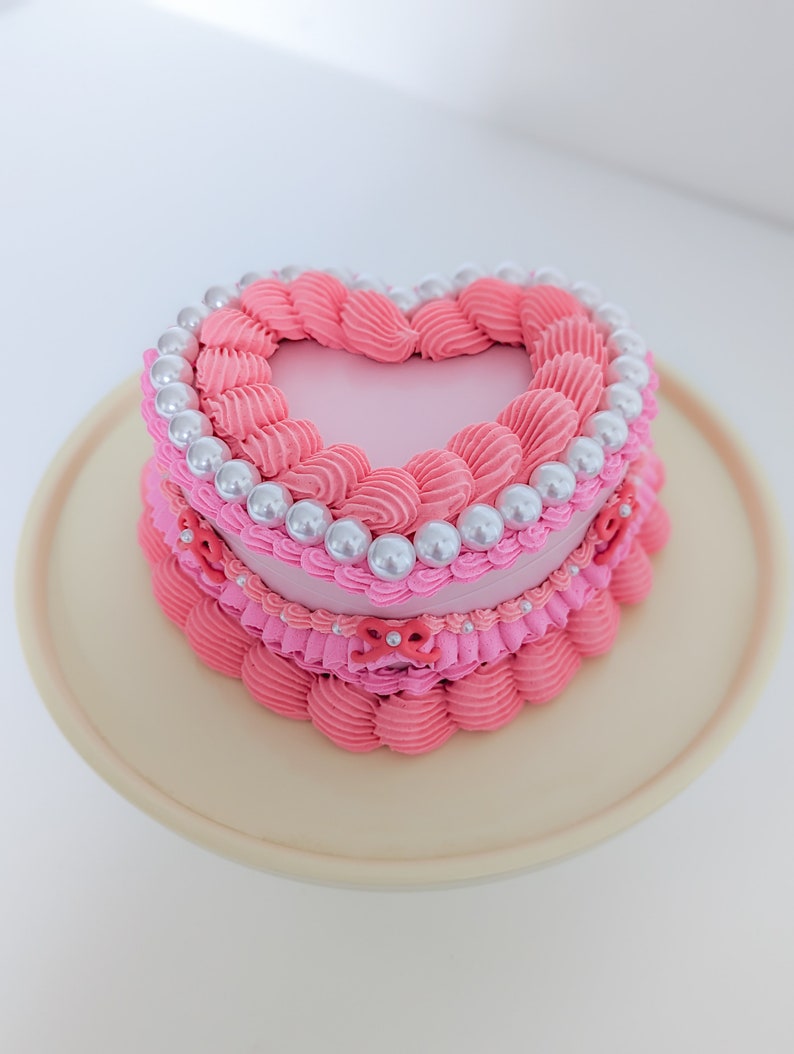 Personalised cake jewellery box image 2