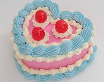 Joyero con baratijas en forma de pastel de cereza