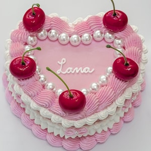 Portagioie a forma di torta di ciliegie e perle