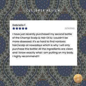 Puede incluir: Rese&ntilde;a de cliente de Champi Scalp & Hair Oil con cinco estrellas y un testimonio de Gabriella F.  "Acabo de comprar mi segunda botella de Champi Scalp & Hair Oil y no puedo estar m&aacute;s obsesionada. Es tan dif&iacute;cil encontrar aceite para el cabello/cuero cabelludo no t&oacute;xico hoy en d&iacute;a, por eso solo comprar&eacute; esta botella. Todos los ingredientes son limpios y s&eacute; exactamente lo que me estoy poniendo en el cuerpo. &iexcl;Lo recomiendo encarecidamente!"