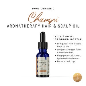 Puede incluir: Una botella de 60 ml de aceite para cabello y cuero cabelludo Champi. La botella es azul con una etiqueta dorada que dice "Champi Hair + Scalp Oil" y "Organic Aromatherapy". La botella tiene un gotero y est&aacute; sobre un fondo blanco.