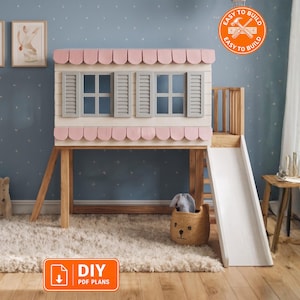 Può includere: Un letto a soppalco a forma di casetta con facciata bianca, persiane grigie e bordo rosa smerlato. La struttura presenta un telaio in legno, uno scivolo bianco e una scaletta. Un badge arancione riporta Easy to Build e un'etichetta DIY PDF Plans.