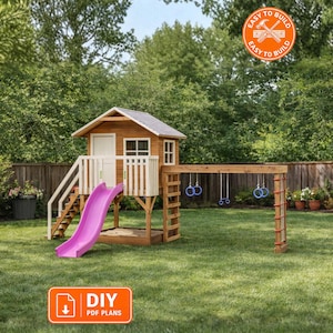 Op de afbeelding: Een houten speelhuisje met een roze glijbaan, een wit hekwerk en een schommelset met blauwe ringen. De structuur bevat een zandbak eronder en een ladder. Een oranje badge toont Easy to Build en een oranje label vermeldt DIY PDF Plans.