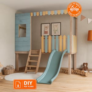 Pode incluir: Uma estrutura de cama elevada em madeira com um lado de painéis azuis com janela, um corrimão de cerca amarela e azul, uma escada de quatro degraus e um escorrega azul. A estrutura inclui um rebordo de telhado recortado e um emblema laranja.