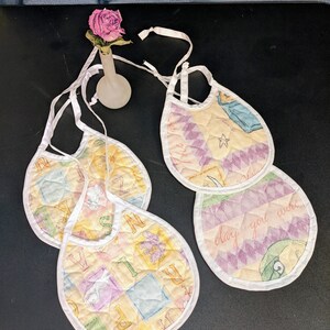 Wendy&#39;s Vintage Stijl, Gewatteerd Katoen, Stropdas Slabbetje, Baby douche cadeau, Cadeau van oma, alfabet print, Nieuwe baby, nieuwe moeder cadeau, nieuwe vader cadeau