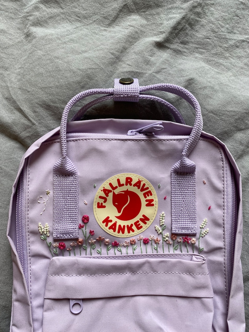 Rucksack bestickt Blumenwiese Fjällräven Kanken Bild 1