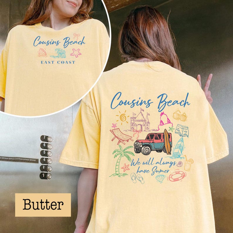 Op de afbeelding: Boterkleurig T-shirt met de tekst "Cousins Beach" en strandthema-afbeeldingen. De voorkant van het shirt heeft de tekst "Cousins Beach" en "East Coast". De achterkant van het shirt heeft een jeep, surfplank en andere zomerse illustraties.