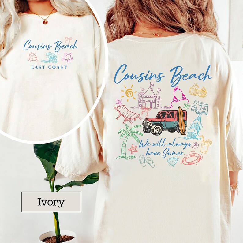 Op de afbeelding: Ivoor kleurig T-shirt met de tekst "Cousins Beach" in blauw schrift. De achterkant heeft een kleurrijke strand-thema grafiek met een jeep, surfboard en de zin "We will always have Summer."