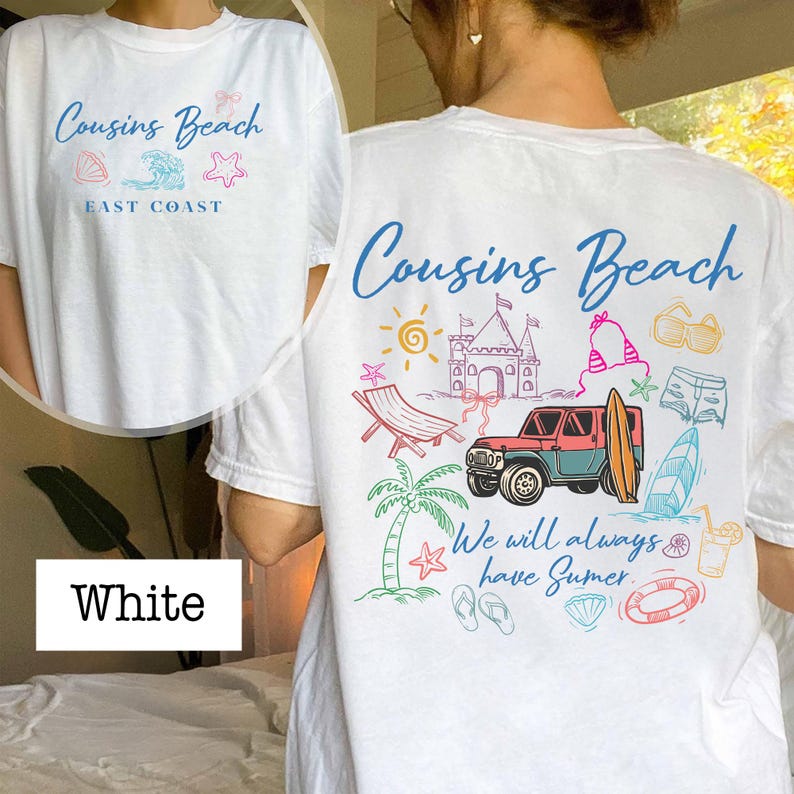 Op de afbeelding: Wit T-shirt met de tekst "Cousins Beach" in blauw schrift. De voorkant heeft strandthema-afbeeldingen en de woorden "East Coast". De achterkant toont een kleurrijke strandsc&egrave;ne met een jeep, surfboard en de zin "We will always have Summer."