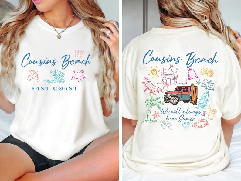 Op de afbeelding: Cr&egrave;mekleurig T-shirt met de tekst "Cousins Beach East Coast" in blauw schrift. De voorkant heeft illustraties met strandthema. De achterkant van het shirt heeft extra strandtekeningen en de zin "We will always have Summer."